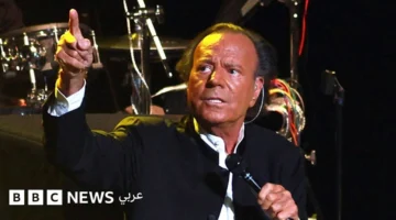 تحقيقات قضائية بإسبانيا.. المغني خوليو إغليسياس يواجه اتهامات بمزاعم اعتداء جنسي